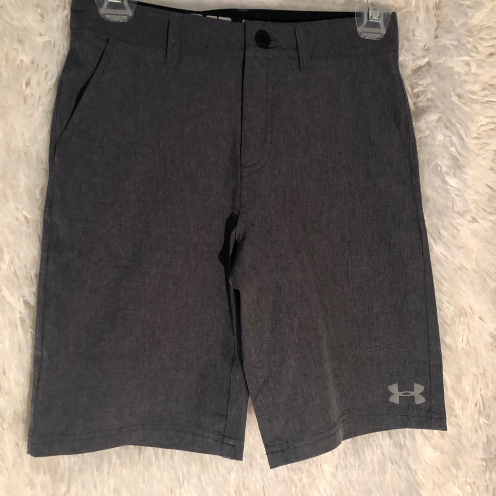 Boys size 12 Under Armour gray golf shorts NWOT